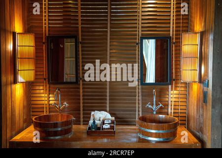 Holzbadezimmer in der Hütte am Haad Tien Beach in Shark Bay, koh Tao, Thailand Stockfoto