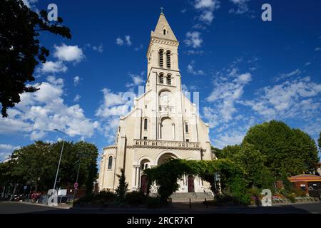 Hauptfassade der Kirche Notre-Dame-du-Rosaire in Saint-Ouen, Frankreich. Stockfoto