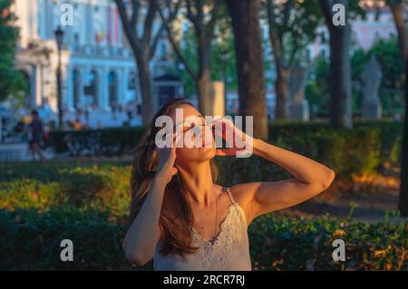 Horizontale Nahaufnahme eines hübschen Jungen, der die Sonne genießt Stockfoto