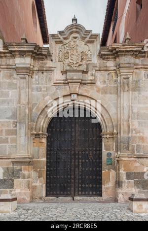 Wappen der Hauptfassade an der Eingangstür des Bischofspalastes der Stadt Albarracin, Provinz Teruel, Aragon, Spanien, Europa. Stockfoto