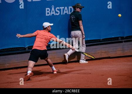 Båstad, Schweden. 07 16 2023. Enzo Couacaud gegen Andrea Collarini erste Qualifikationsrunde. Enzo Couacaud hat gewonnen. Daniel Bengtsson/Alamy News Stockfoto