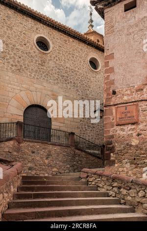 die eingangstür zur kirche Santiago im historischen Zentrum von Albarracin, die zu einer historisch-künstlerischen Stätte und einer der schönsten Städte Spaniens erklärt wurde, Stockfoto