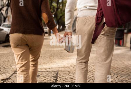 Rückansicht Der Karte Eines Nicht Wiedererkennbaren Seniorenpaares Im Freien Stockfoto