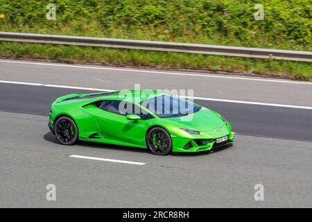 2020 Lamborghini Huracan Evo LP 640-4 S-A V10 LDF Auto Start/Stop Green Car Coupe Benzinmotor 5204 cm3 mit hoher Geschwindigkeit auf der Autobahn M6 im Großraum Manchester, Großbritannien Stockfoto