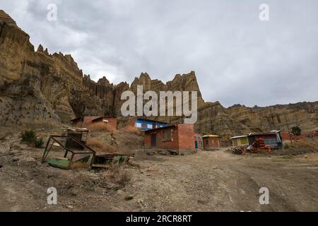 Palca, La Paz, Bolivien - 7 2022. August: Kleine rustikale Siedlung mit winzigen Backsteinhäusern in den Bergen von Valle de Las Animas (Spirits' Valley) Stockfoto