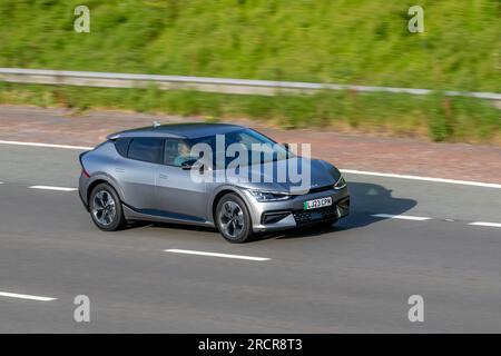 2023 KIA EV6 GT-Line AWD 321 AWD Electric 77,4Kwh Grey Car Fatchback Electricity 239 kW; Fahrt mit hoher Geschwindigkeit auf der Autobahn M6 im Großraum Manchester, Großbritannien Stockfoto