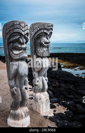 Tiki-Statuen im Pu'uhonua o honaunau Park Stockfoto