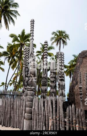 Hölzerne Tiki-Statuen im Pu'uhonua o honaunau Park Stockfoto