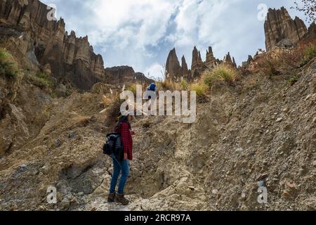 Palca, La Paz, Bolivien - 7. August 2022: Junge indigene Frau spaziert und starrt in die Berge des Valle de Las Animas (Spirits' Valley) Stockfoto