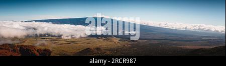 Panoramablick auf Mauna Loa mit Wolken am Fuße Stockfoto