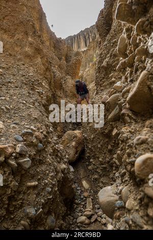 Palca, La Paz, Bolivien - 7 2022. August: Junge Frau wandert in die Berge des Valle de Las Animas (Spirits' Valley) Stockfoto