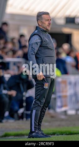 Northampton UK Juli 15 2023:Jon Brady, der Manager des Northampton Town FC, steht auf der Kontaktlinie, während sein Team ein Vorsaison-freundliches Spiel aga spielt Stockfoto