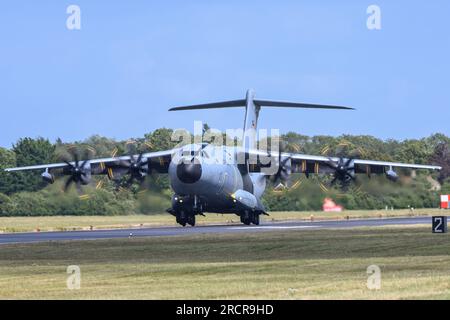 RAF Fairford, Gloucestershire, Samstag, den 15. Juli 2023. Airbus A400M - Lufttransportgeschwader 62 - Deutsche Luftwaffe landet bei der Royal International Air Tattoo auf der RAF Fairford, Gloucestershire, am Samstag, den 15. Juli 2023 in starkem Seitenwind. (Foto: Jon Hobley | MI News) Guthaben: MI News & Sport /Alamy Live News Stockfoto