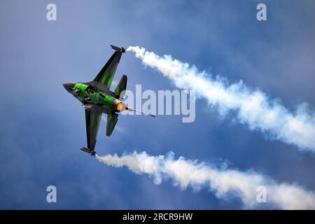 RAF Fairford, Gloucestershire, Samstag, den 15. Juli 2023. General Dynamics F-16AM Fighting Falcon - F-16 Solo Display - Belgium Air Component während der Royal International Air Tattoo auf der RAF Fairford, Gloucestershire am Samstag, den 15. Juli 2023. (Foto: Jon Hobley | MI News) Guthaben: MI News & Sport /Alamy Live News Stockfoto