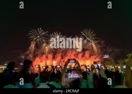 Fiktiver Tag von Katar und FIFA-Weltmeisterschaftsfinale Feuerwerk auf dem Lusail Boulevard Stockfoto