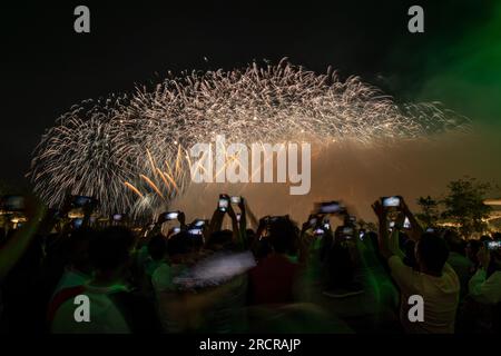 Fiktiver Tag von Katar und FIFA-Weltmeisterschaftsfinale Feuerwerk auf dem Lusail Boulevard Stockfoto