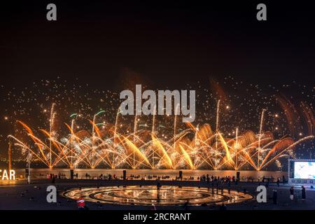 Fiktiver Tag von Katar und FIFA-Weltmeisterschaftsfinale Feuerwerk auf dem Lusail Boulevard Stockfoto