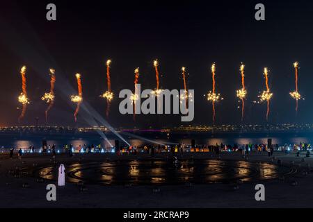 Fiktiver Tag von Katar und FIFA-Weltmeisterschaftsfinale Feuerwerk auf dem Lusail Boulevard Stockfoto