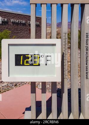 Aufrechte Abbildung des beliebten Thermometers am Furnace Creek im Death Valley National Park mit extremen Klimakrisen, Kalifornien, USA Stockfoto