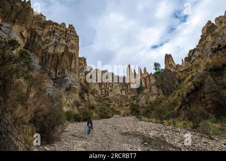 Palca, La Paz Bolivien - August 7 2022: Einheimische Frauen wandern auf einem trockenen Flussbett in den Bergen von Valle de Las Animas (Spirits' Valley) Stockfoto