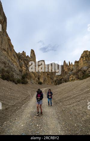 Palca, La Paz Bolivien - August 7 2022: Einheimische Frauen wandern auf einem Pfad zu den Bergen und Sandsteinen des Valle de Las Animas (Spirits' Valley Stockfoto