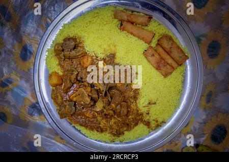 Eines der beliebtesten Gerichte während des Ramadhans ist gelber Reis mit Hammelcurry. Dieses Gericht ist reich an Geschmack und Ernährung, und es ist oft Stockfoto