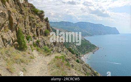 Blick auf die Küste in Richtung Cape Aya vom Wanderweg auf der Klippe über dem Golden Beach in der Nähe von Balaklava, Krim, Russland. Stockfoto