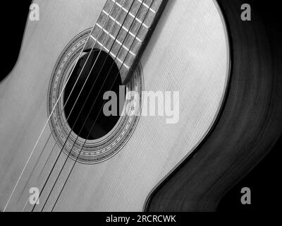 Klassische Gitarre im Vintage-Stil, fotografiert in Schwarz und Weiß Stockfoto