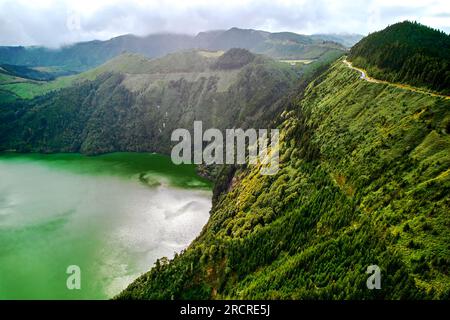 Luftaufnahme malerisches Paradies von Sete Cidades auf den Azoren, Sao Miguel. Vulkanische Krater und atemberaubende Seen. Ponta Delgada, Portugal. Naturwunder, Stockfoto