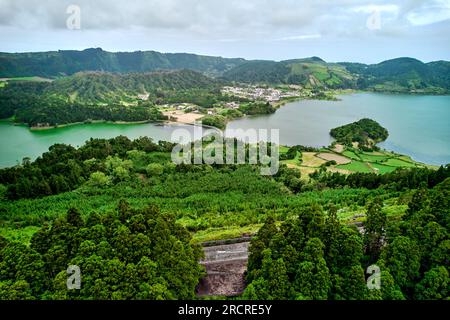 Luftaufnahme malerisches Paradies von Sete Cidades auf den Azoren, Sao Miguel. Vulkanische Krater und atemberaubende Seen. Ponta Delgada, Portugal. Naturwunder, Stockfoto