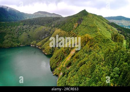 Luftaufnahme malerisches Paradies von Sete Cidades auf den Azoren, Sao Miguel. Vulkanische Krater und atemberaubende Seen. Ponta Delgada, Portugal. Naturwunder, Stockfoto