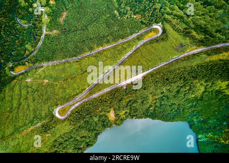 Aus der Vogelperspektive: Malerisches Paradies von Sete Cidades auf den Azoren, Sao Miguel. Vulkanische Krater, atemberaubende Seen und gewundene Straße. Ponta Delgada, Portugal Stockfoto