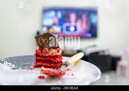 Kuchenstück auf dem Teller isoliert. Stockfoto