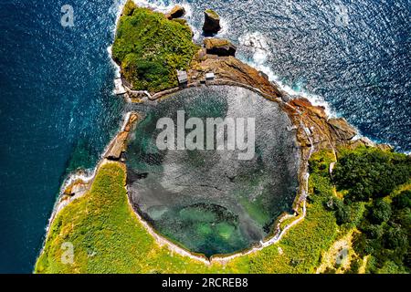 Luftaufnahme, Dröhnensicht auf die malerische Insel Vila Franca do Campo. Sao Miguel Island, Azoren, Portugal. Das Herz wurde von der Natur geschnitzt. Bird Eye V Stockfoto