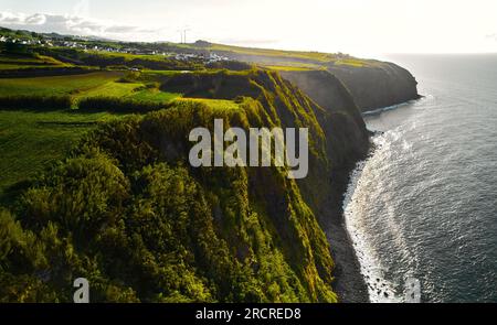 Luftaufnahme, Drohnenblick, malerische Natur mit grünen Bergen, Klippen und Atlantik der Insel Ponta Delgada. Azoren, Portugal. Vogel EY Stockfoto