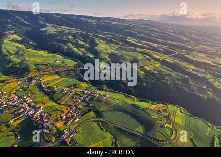 Luftaufnahme, Drohnenblick, malerische Natur mit grünen Bergen, Klippen und Atlantik der Insel Ponta Delgada. Azoren, Portugal. Vogel EY Stockfoto