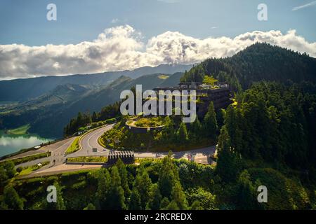 Luftaufnahme malerisches Paradies von Sete Cidades auf den Azoren, Sao Miguel. Vulkankrater und atemberaubende Seen mit dem verlassenen Monte Palace Hotel Ponta De Stockfoto