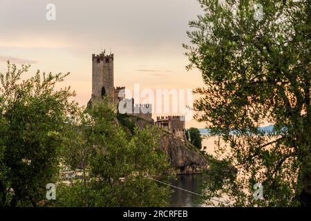 Blick auf das Schloss Scaliger in Malcesine am Gardasee in Italien. Stockfoto