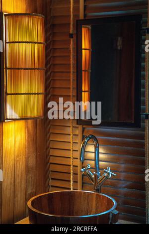 Holzbadezimmer in der Hütte am Haad Tien Beach in Shark Bay, koh Tao, Thailand Stockfoto