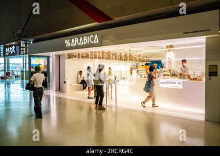 Der Arabica Coffee Store in Terminal 2 Abflugbereich für Inlandsflüge des Flughafens Hongqiao, Shanghai, China. Stockfoto