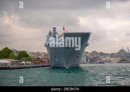 TCG Anadolu L-400 Amphibienschiff der türkischen Marine, das am Seraglio-Punkt am Goldenen Horn in der historischen Stadt Istanbul, Türkei, vor Anker ging. Stockfoto