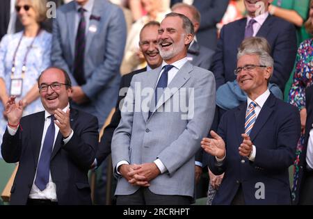 König Felipe VI. Von Spanien reagiert, nachdem Carlos Alcaraz gegen Novak Djokovic gewonnen hat, nachdem er am 14. Tag der Wimbledon-Meisterschaft 2023 im All England Lawn Tennis and Croquet Club in Wimbledon das Finale der Gentlemen's Singles erreicht hat. Foto: Sonntag, 16. Juli 2023. Stockfoto