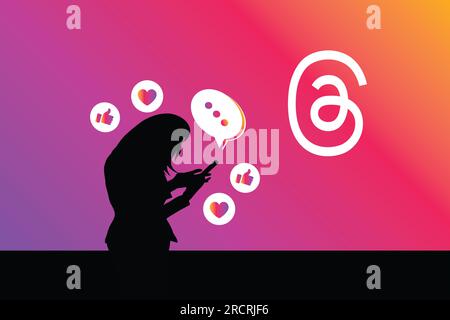 Logo des Online-Messaging-Dienstes von Threads auf einem Smartphone. Silhouette eines Mädchens, das sein Telefon hält, während es Threads verwendet. Stockfoto