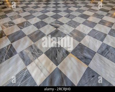 Symmetrie und Eleganz entfesselt: Fesselndes Marmordesign mit Karomuster für stilvolle Räume Stockfoto