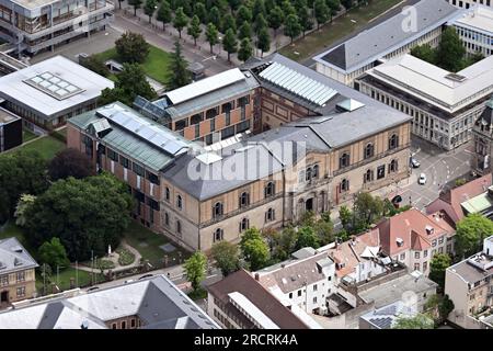 16. Juli 2023, Baden-Württemberg, Karlsruhe: Luftaufnahme von einem Flugzeug aus auf die Staatliche Kunsthalle Karlsruhe. Foto: Uli Deck/dpa Stockfoto