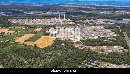 16. Juli 2023, Baden-Württemberg, Karlsruhe: Die Mineralölraffinerie Oberrhein (Miro) aus der Luft. Foto: Uli Deck/dpa Stockfoto