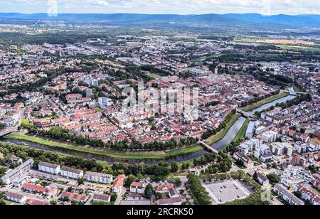 16. Juli 2023, Baden-Württemberg, Karlsruhe: Aus dem Flugzeug gezogener Blick auf die Innenstadt von Rastatt. Foto: Uli Deck/dpa Stockfoto