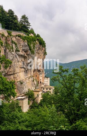 Die Felskirche der Madonna della Corona am Gardasee in Italien. Stockfoto