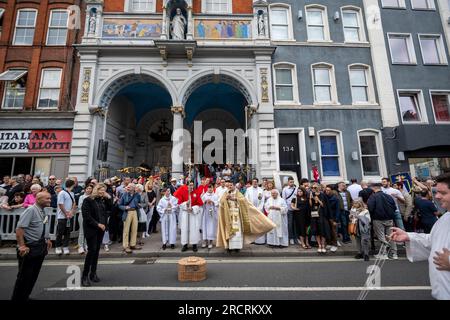 London, Großbritannien. 16. Juli 2023 Priester und Geistliche vor der italienischen Kirche St. Peter vor der Prozession unserer Lieben Frau vom Berg Carmel, beginnend bei der italienischen Kirche St. Peter und dann um die Straßen von Clerkenwell. Die Schwimmwesten zeigen lebensgroße Darstellungen biblischer Szenen in einem römisch-katholischen Festival, das seit den 1880er Jahren jährlich in der Gegend stattfindet, die einst das kleine Italien der Hauptstadt war. Kredit: Stephen Chung / Alamy Live News Stockfoto