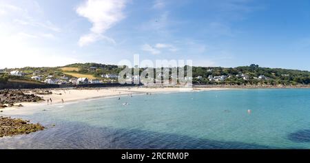 Panoramablick auf den weißen Sandstrand und das Meer am beliebten Touristenziel Coverack in Cornwall, Großbritannien Stockfoto